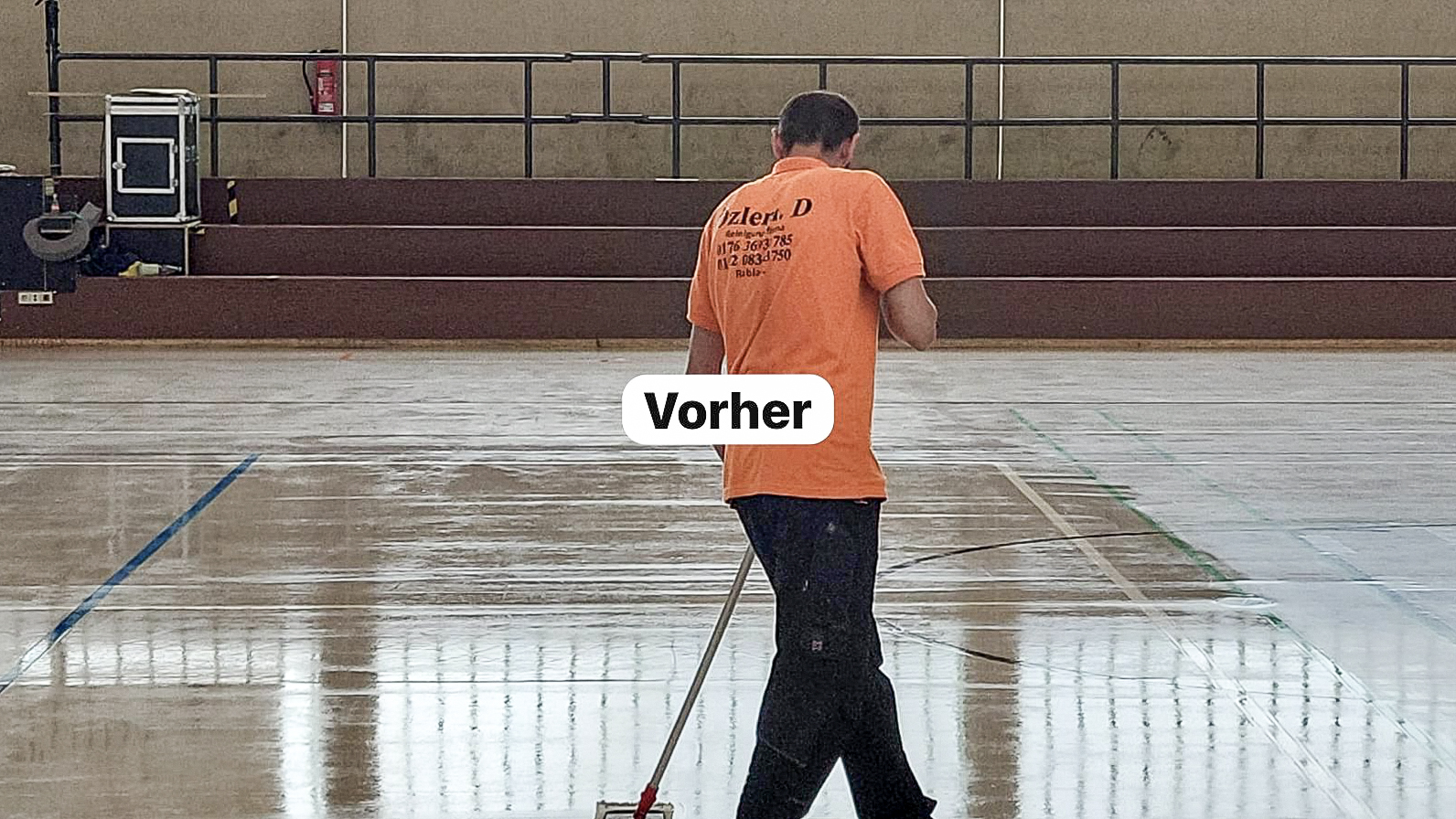 Mitarbeiter bei der professionellen Reinigung eines Hallenbodens