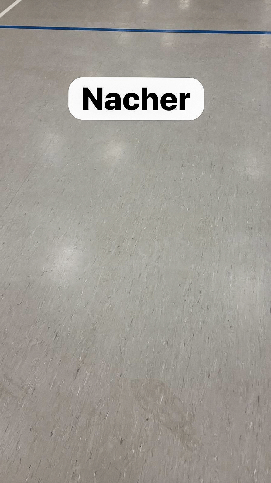 Sauberer Hallenboden nach der Reinigung
