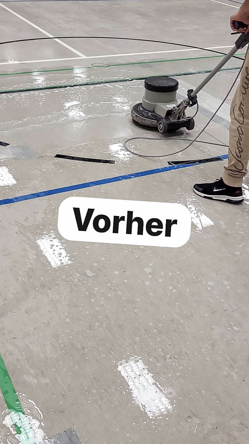 Maschinelle Reinigung eines Hallenbodens