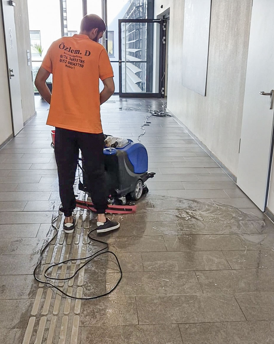 Professionelle maschinelle Bodenreinigung durch unser Team