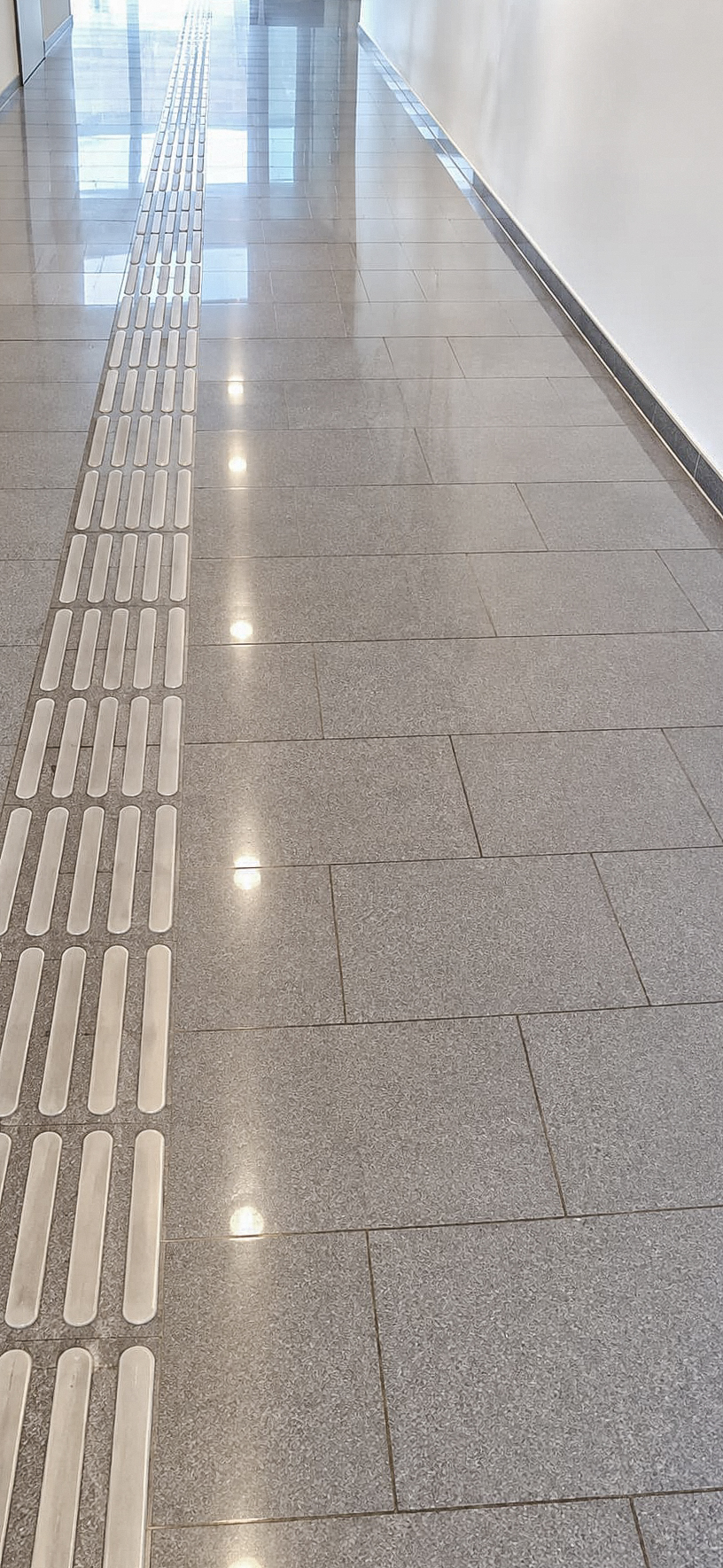 Detailansicht eines gereinigten Flurbodens