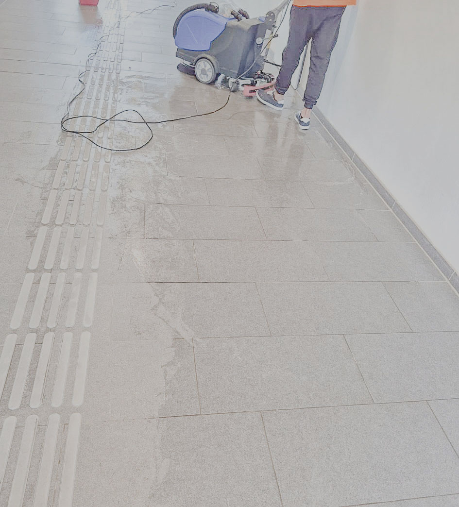 Bodenreinigung entlang eines Leitsystems im Flur